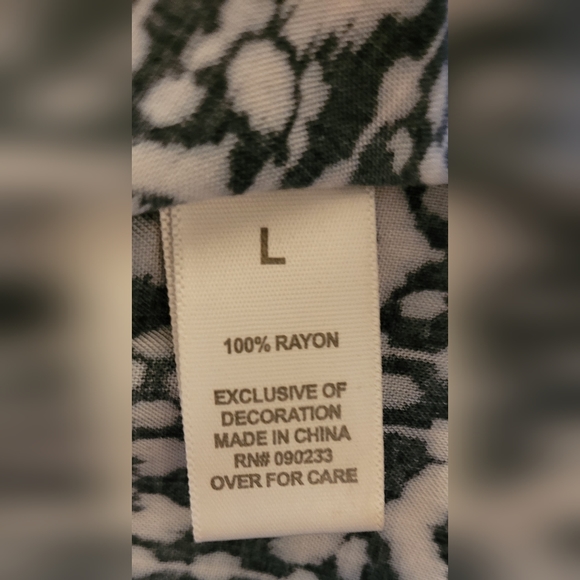 KIRRA soft flowing Shorts in Size L Black & White Model 6'1" - Picture 6 of 7